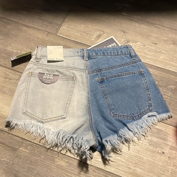 Indigo Rising Jean shorts - Picture 2 of 3